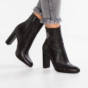 Steve Madden Editor Black Leather Heeled Booties